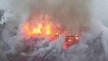 VÍDEO | Rescatan a 3 personas de un edificio en llamas en Basauri: hay un herido grave