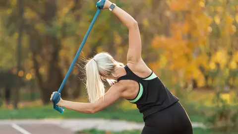Una mujer entrena al aire libre Una mujer entrena al aire libre