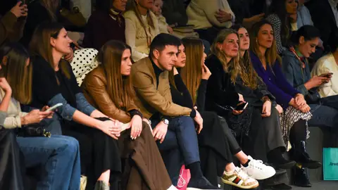 Joaquín viendo a su hija pequeña desfilar Joaquín viendo a su hija pequeña desfilar