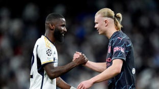 R&uuml;diger y Haaland se saludan antes de un partido