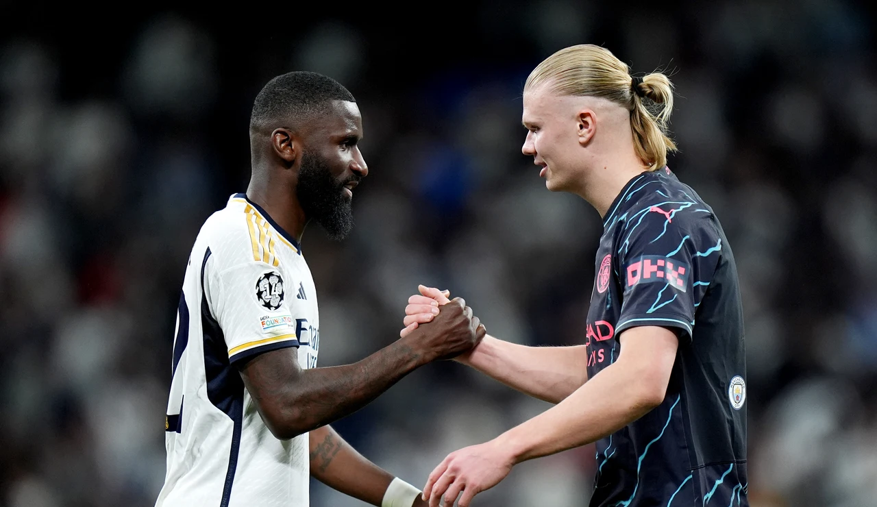 Rüdiger y Haaland se saludan antes de un partido