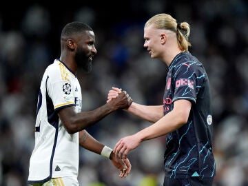 Rüdiger y Haaland se saludan antes de un partido