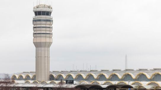 La torre de control del Aeropuerto Nacional Ronald Reagan