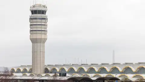 La torre de control del Aeropuerto Nacional Ronald Reagan La torre de control del Aeropuerto Nacional Ronald Reagan