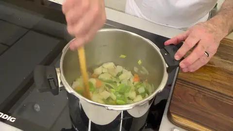 Pela la pera, trocéala y agrégala a la olla Pela la pera, trocéala y agrégala a la olla