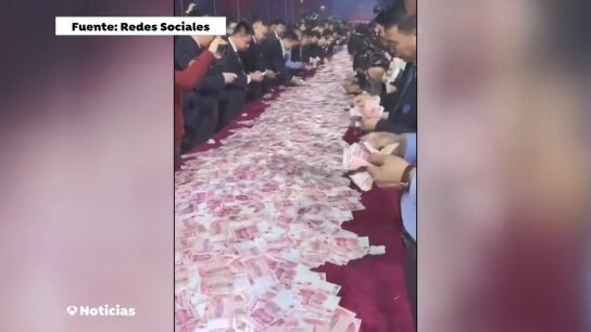 El reto viral de una empresa: coge todo el dinero que puedas contar en 15 minutos de un mesa llena de billetes