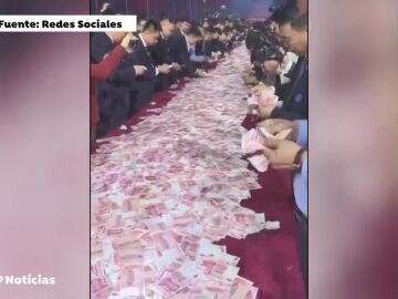 El reto viral de una empresa: coge todo el dinero que puedas contar en 15 minutos de un mesa llena de billetes