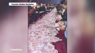 El reto viral de una empresa: coge todo el dinero que puedas contar en 15 minutos de un mesa llena de billetes