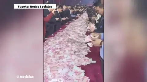 El reto viral de una empresa: coge todo el dinero que puedas contar en 15 minutos de un mesa llena de billetes El reto viral de una empresa: coge todo el dinero que puedas contar en 15 minutos de un mesa llena de billetes