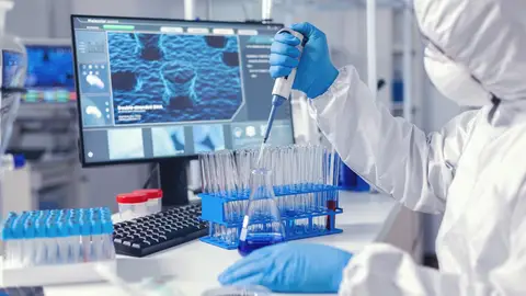 Virólogo trabajando en un laboratorio virólogo trabajando en un laboratorio
