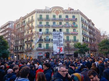 Cientos de vecinos y activistas se concentran frente a la Casa Orsola en apoyo al vecino de este emblemático edificio cuyo desahucio está previsto para esta mañana