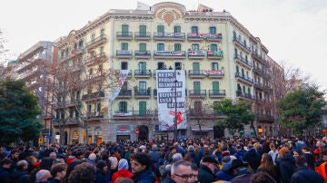 Cientos de vecinos y activistas se concentran frente a la Casa Orsola en apoyo al vecino de este emblemático edificio cuyo desahucio está previsto para esta mañana