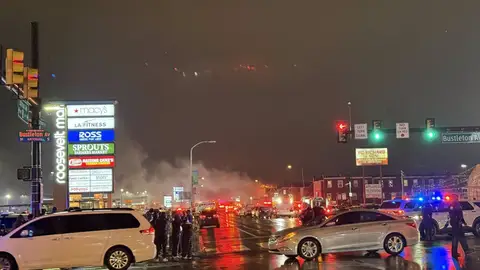 Un avión médico con seis personas a bordo se estrella en una zona residencial de Filadelfia (EEUU) Un avión médico con seis personas a bordo se estrella en una zona residencial de Filadelfia (EEUU)