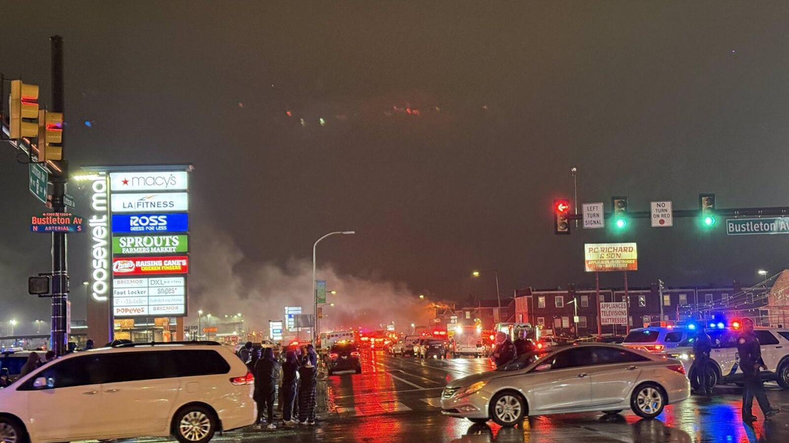 Al menos seis muertos tras chocar un avión médico en una zona residencial de Filadelfia, Estados Unidos