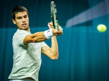 Carlos Alcaraz entrenando en las pistas del torneo de Rotterdam