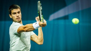 Carlos Alcaraz entrenando en las pistas del torneo de Rotterdam