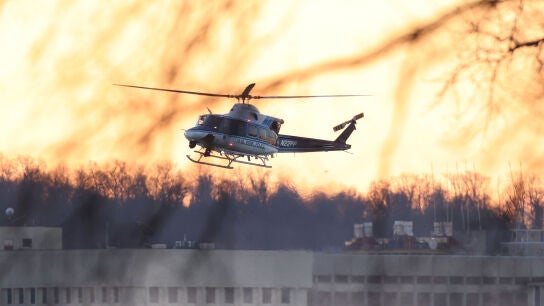 Imagen de un helic&oacute;ptero de la Polic&iacute;a de Parques de EE. UU. sobrevolando el r&iacute;o Potomac cerca del Aeropuerto Nacional Ronald Reagan de Washington despu&eacute;s del accidente entre un avi&oacute;n y un helic&oacute;ptero militar.