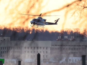 Imagen de un helicóptero de la Policía de Parques de EE. UU. sobrevolando el río Potomac cerca del Aeropuerto Nacional Ronald Reagan de Washington después del accidente entre un avión y un helicóptero militar.