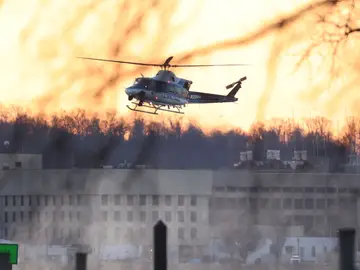 Imagen de un helicóptero de la Policía de Parques de EE. UU. sobrevolando el río Potomac cerca del Aeropuerto Nacional Ronald Reagan de Washington después del accidente entre un avión y un helicóptero militar. Imagen de un helicóptero de la Policía de Parques de EE. UU. sobrevolando el río Potomac cerca del Aeropuerto Nacional Ronald Reagan de Washington después del accidente entre un avión y un helicóptero militar.
