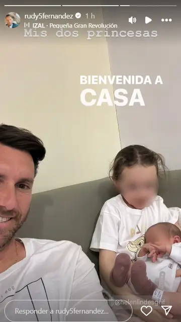 Rudy Fernández junto a sus dos hijas Rudy Fernández junto a sus dos hijas