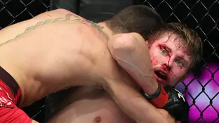 Topuria y Mitchell en un combate de la UFC en 2022 Topuria y Mitchell en un combate de la UFC en 2022