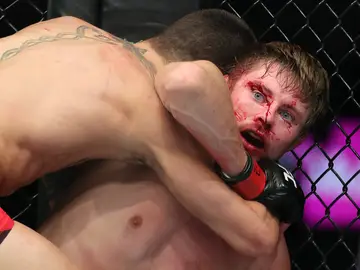 Topuria y Mitchell en un combate de la UFC en 2022 Topuria y Mitchell en un combate de la UFC en 2022