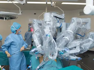 Imagen de archivo de un robot operando. Imagen de archivo de un robot operando.
