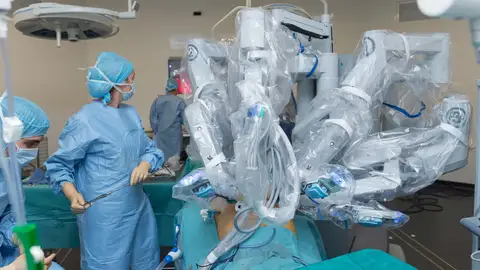 Imagen de archivo de un robot operando. Imagen de archivo de un robot operando.