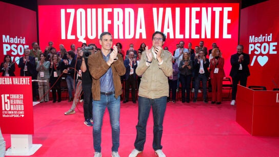 El secretario general del PSOE y presidente del Gobierno, Pedro S&aacute;nchez (i), y el secretario general del PSOE de Madrid y ministro de Transformaci&oacute;n Digital y de la Funci&oacute;n P&uacute;blica, Oscar L&oacute;pez
