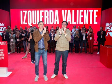 El secretario general del PSOE y presidente del Gobierno, Pedro Sánchez (i), y el secretario general del PSOE de Madrid y ministro de Transformación Digital y de la Función Pública, Oscar López