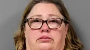 Condenada a seis años de prisión por matar a su hijo al sentarse sobre él como castigo Condenada a seis años de prisión por matar a su hijo al sentarse sobre él como castigo