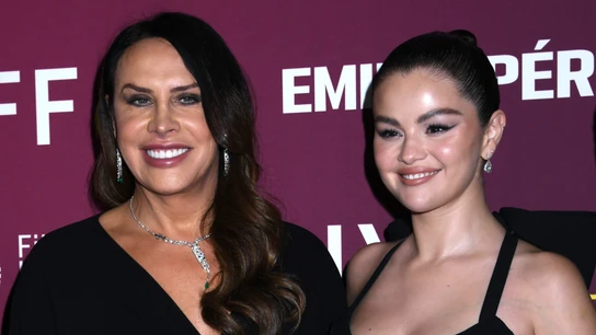 Karla Sofía Gascón y Selena Gomez Karla Sofía Gascón y Selena Gomez