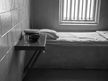 Una profesora muere tras ser desnudada y encerrada en una celda policial Una profesora muere tras ser desnudada y encerrada en una celda policial