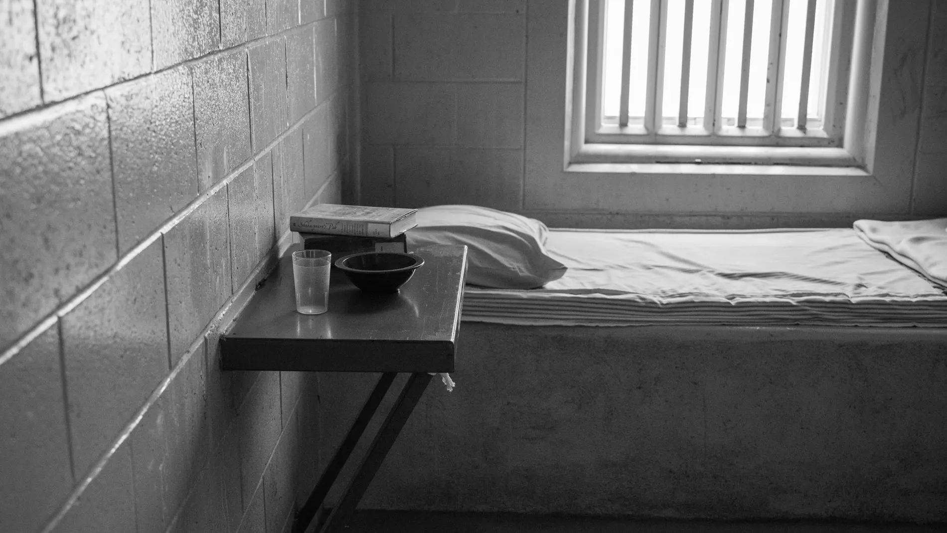 Una profesora muere tras ser desnudada y encerrada en una celda policial Una profesora muere tras ser desnudada y encerrada en una celda policial