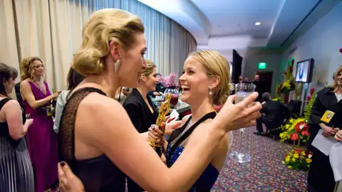 Kate Winslet y Reese Witherspoon entre bastidores en los Oscar de 2009 Kate Winslet y Reese Witherspoon entre bastidores en los Oscar de 2009