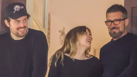 Alex Gruszynski, Stella Banderas y Antonio Banderas en la Semana Santa de Málaga en 2024 Alex Gruszynski, Stella Banderas y Antonio Banderas en la Semana Santa de Málaga en 2024