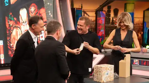 "Es como una tómbola": Susanna Griso y Matías Prats, sorprendidos con los objetos de Japón de El Monaguillo "Es como una tómbola": Susanna Griso y Matías Prats, sorprendidos con los objetos de Japón de El Monaguillo