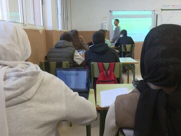 Clase con menores inmigrantes en Canarias