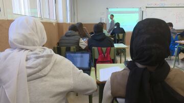 Clase con menores inmigrantes en Canarias