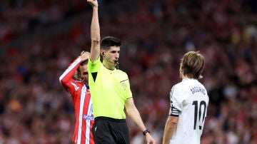 Luka Modric ve la cartulina amarilla en el último derbi en el Metropolitano