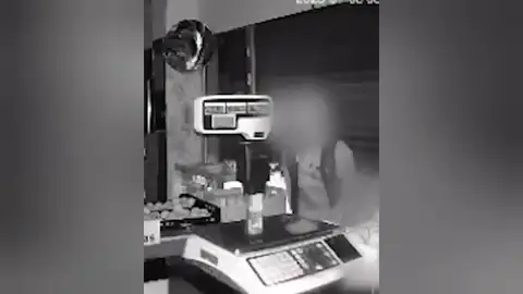 Los ladrones robaron el dinero de la caja y aprovecharon para llevarse manzanas, plátanos, naranjas y patatas Los ladrones robaron el dinero de la caja y aprovecharon para llevarse manzanas, plátanos, naranjas y patatas