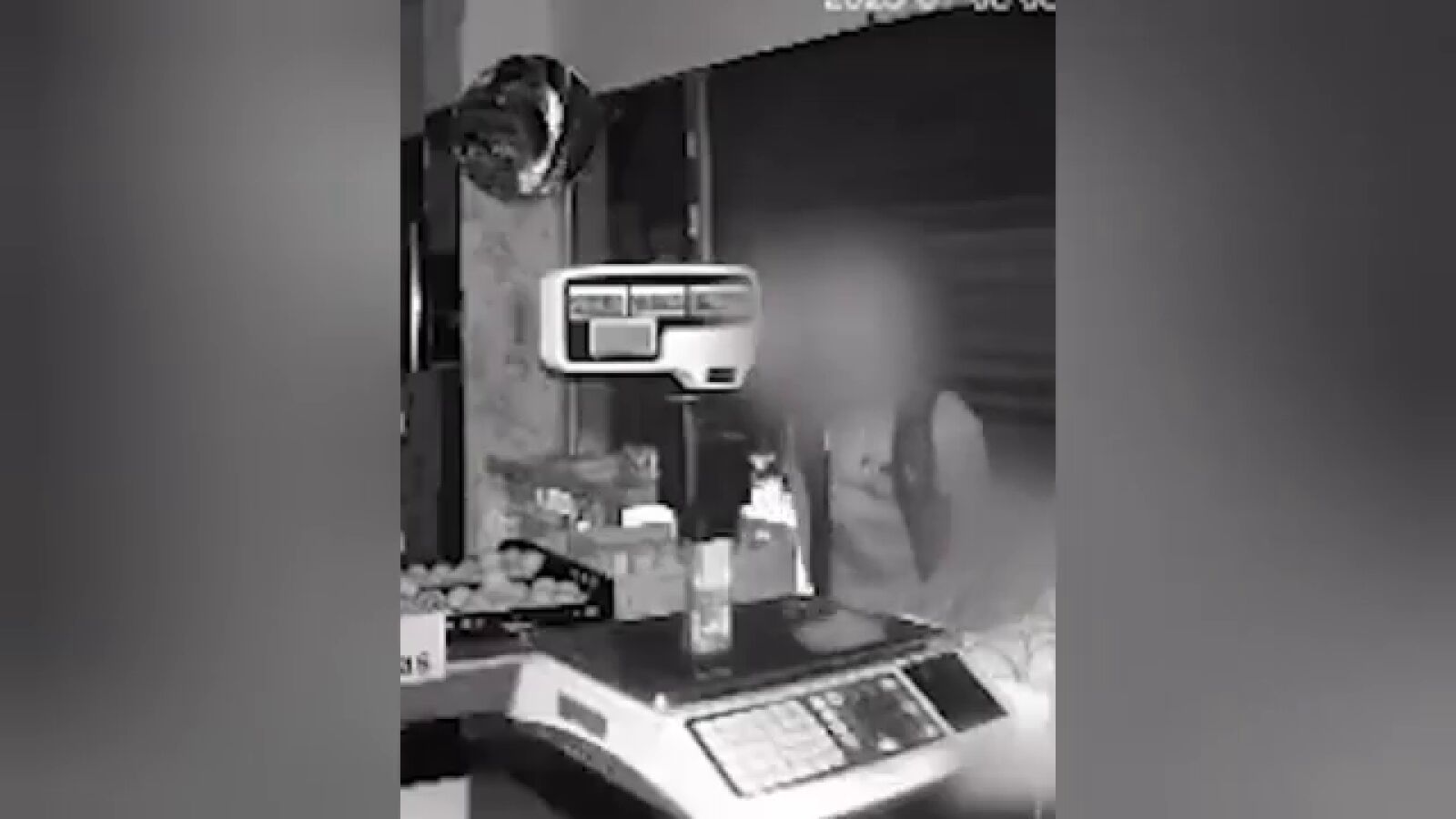 Tres detenidos por robar en un frutería de Barcelona el dinero de la caja y aprovechar para 