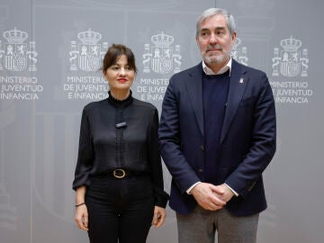 La ministra de Juventud e Infancia, Sira Rego (i), se reúne con el presidente de Canarias, Fernando Clavijo (d)