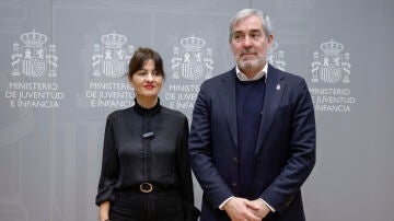 La ministra de Juventud e Infancia, Sira Rego (i), se reúne con el presidente de Canarias, Fernando Clavijo (d)