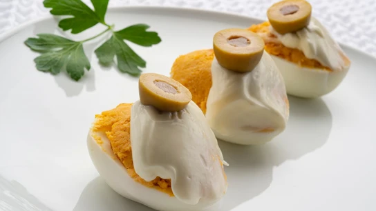 Huevos rellenos de atún con lactonesa: la primera receta que hizo Arguiñano con su hijo Joseba, a los 10 años, en televisión Huevos rellenos de atún con lactonesa: la primera receta que hizo Arguiñano con su hijo Joseba, a los 10 años, en televisión