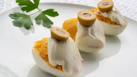Huevos rellenos de atún con lactonesa: la primera receta que hizo Arguiñano con su hijo Joseba, a los 10 años, en televisión Huevos rellenos de atún con lactonesa: la primera receta que hizo Arguiñano con su hijo Joseba, a los 10 años, en televisión