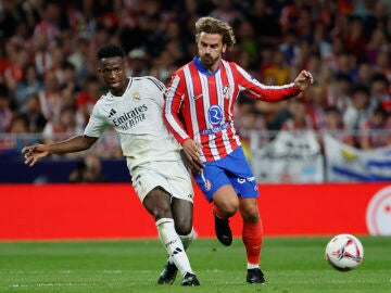 Vinícius y Griezmann, en una disputa durante un derbi