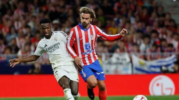 Vinícius y Griezmann, en una disputa durante un derbi