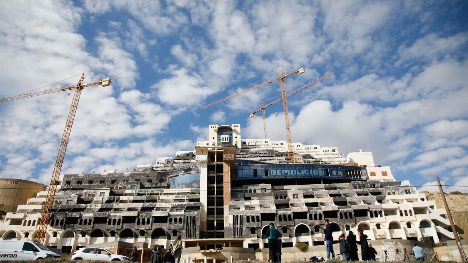 El hotel de El Algarrobico en el Parque Natural de Cabo de Gata se empezará a derribar en 5 meses