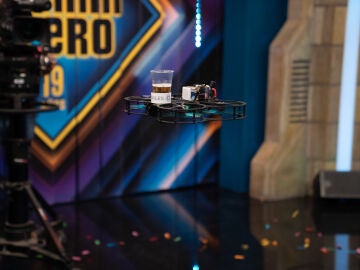 Un dron, un vaso y ni una gota derramada: el experimento que sorprende a Marcelo en El Hormiguero